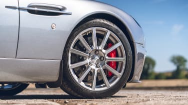 Aston Martin V12 Vanquish